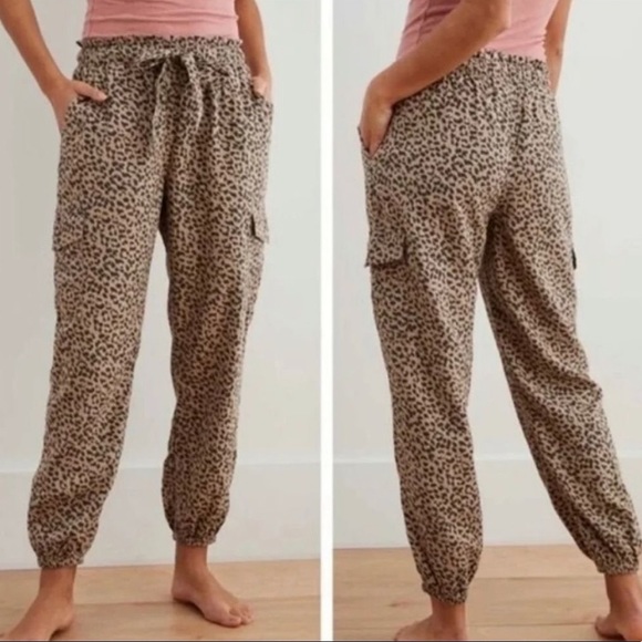 aerie Pants - Aerie Leopard Cargo Joggers Size Small F
